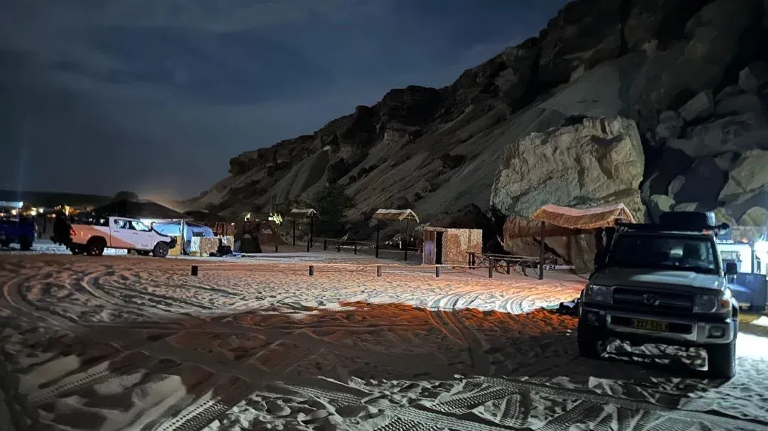 Night settles over camp at Baía das Pipas