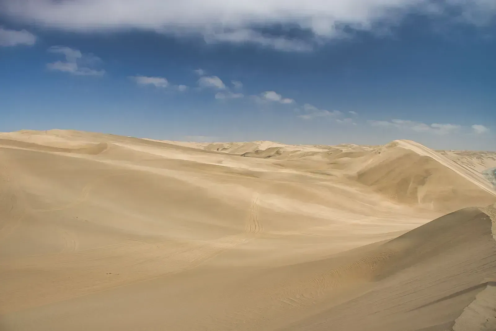 The 4x4 route threads deep into the towering dunes